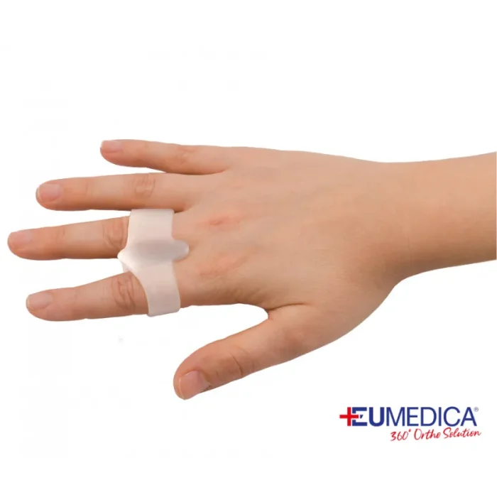 Distanziatore dita mano e piede Eumedica applicato su mano Distanziatore dita mano e piede Eumedica applicato su mano