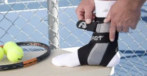 persona che indossa una ginocchiera sul piede destro