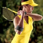 Donna che indossa Fascia epicondilite Futuro mentre gioca a tennis