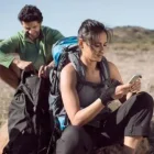 Donna indossa lo Stabilizzatore per pollice Futuro mentre fa trekking