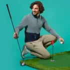 Giocatore di golf in ginocchio mentre indossa Corsetto lombare steccato Thuasne Lombastart