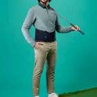 Giocatore di golf in piedi mentre indossa Corsetto lombare steccato Thuasne Lombastart