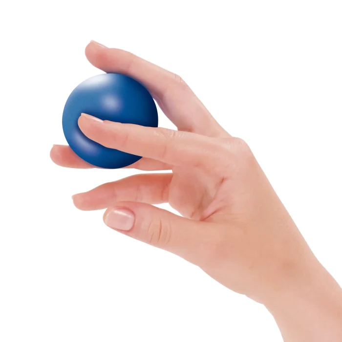 Pallina per riabilitazione mano medium Tecniwork tra indice medio e anulare