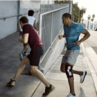 Uomo corre per strada indossando lo Stabilizzatore ginocchio regolabile Futuro Sport