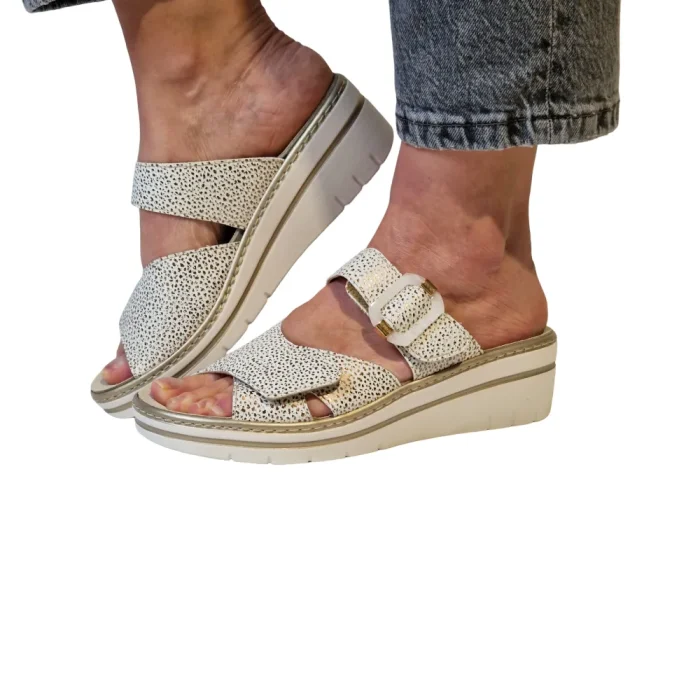 Ciabatte donna estive Loren Z9668 bianco indossate_2 Ciabatte donna estive Loren Z9668 bianco indossate_2