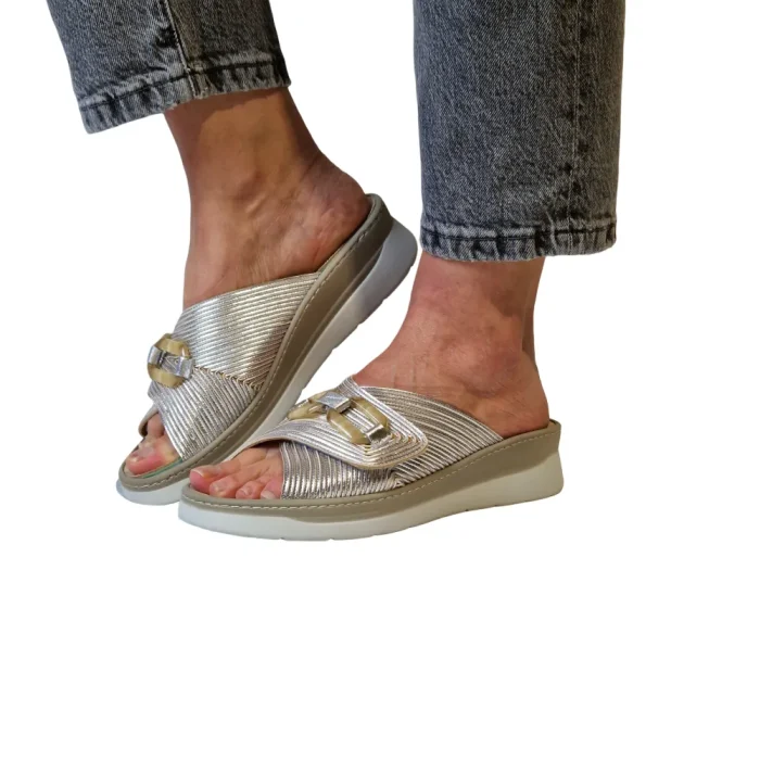 Ciabatte donna predisposte plantari Loren M3231 argento indossate_2 Ciabatte donna predisposte plantari Loren M3231 argento indossate_2