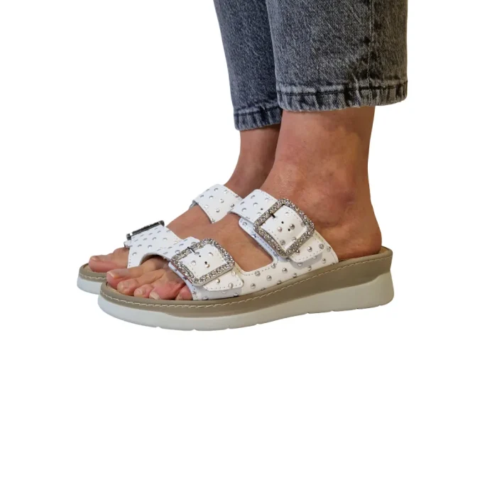 Ciabatte doppia fascia donna plantare estraibile Loren M3233 bianco indossate_1 Ciabatte doppia fascia donna plantare estraibile Loren M3233 bianco indossate_1