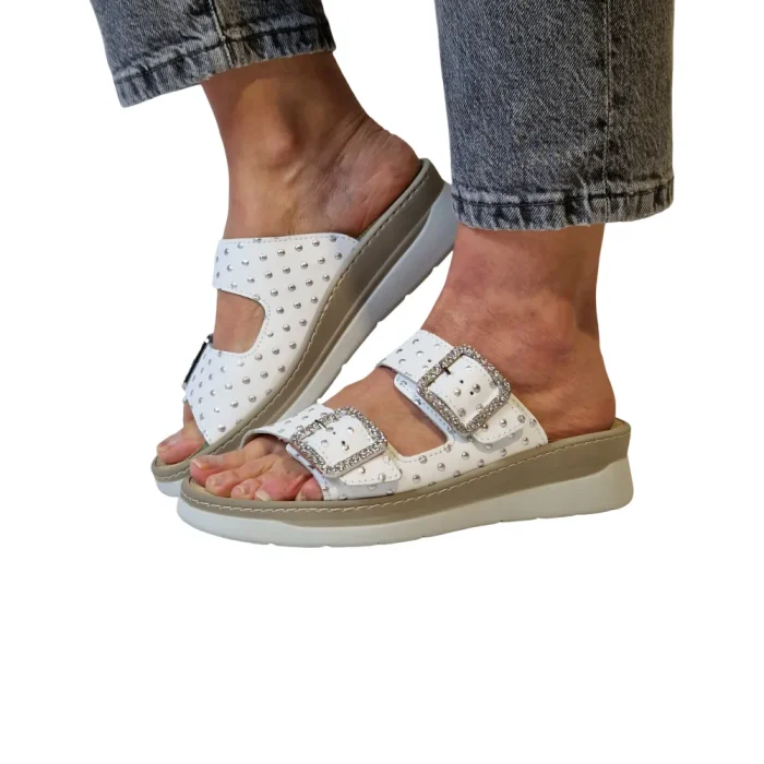 Ciabatte doppia fascia donna plantare estraibile Loren M3233 bianco indossate_2 Ciabatte doppia fascia donna plantare estraibile Loren M3233 bianco indossate_2