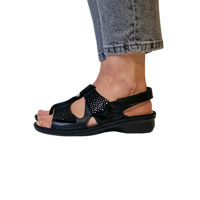 Sandali per alluce valgo donna Loren M3223 nero indossati_1 Sandali per alluce valgo donna Loren M3223 nero indossati_1