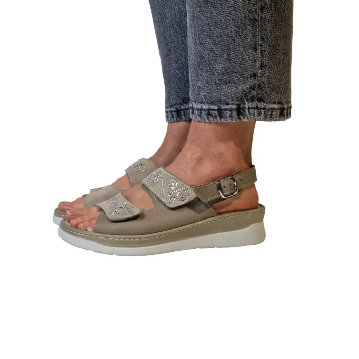 Sandali predisposti per plantare donna Loren M3236 tortora indossati_1