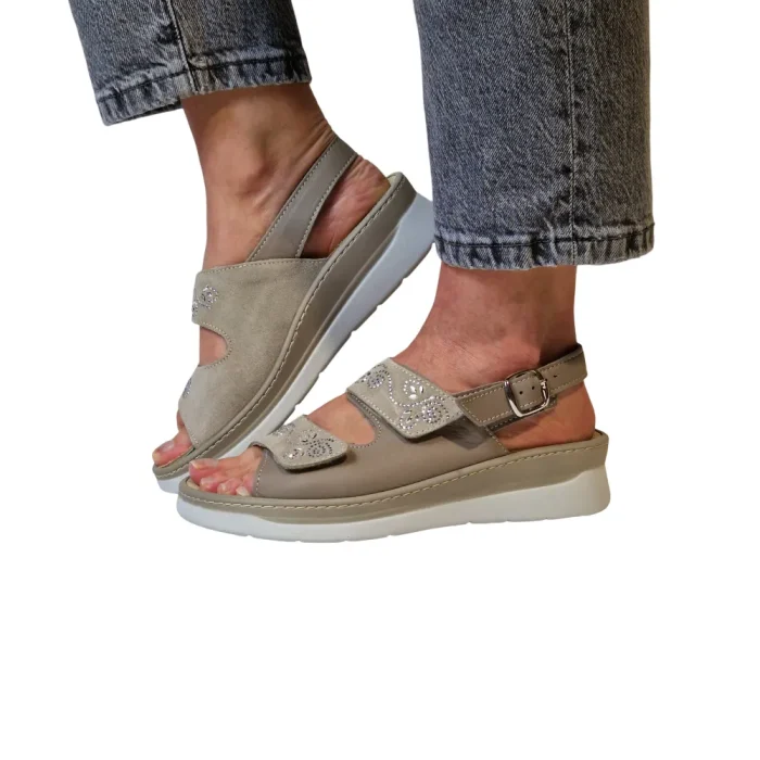 Sandali predisposti per plantare donna Loren M3236 tortora indossati_2