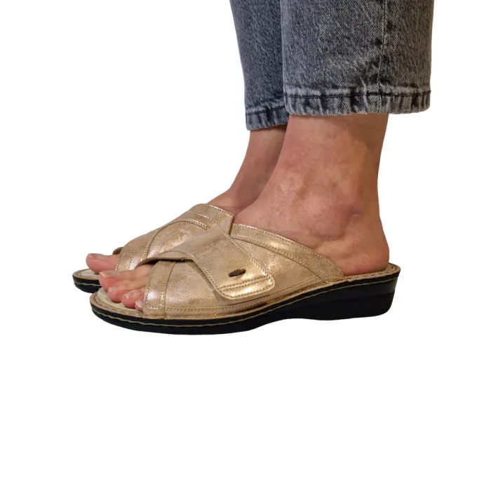 Ciabatte ortopediche per alluce valgo donna Ecosanit 123250 cipria indossate_1