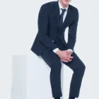Modello che indossa Gambaletti uomo compressione graduata blu Medi Swing Cotton