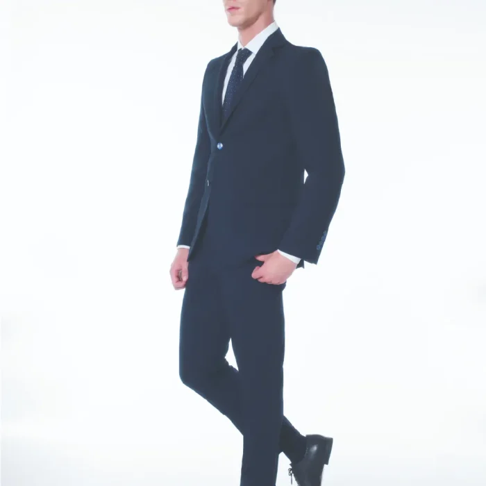 Modello in piedi che indossa Gambaletti uomo compressione graduata blu Medi Swing Cotton Modello in piedi che indossa Gambaletti uomo compressione graduata blu Medi Swing Cotton
